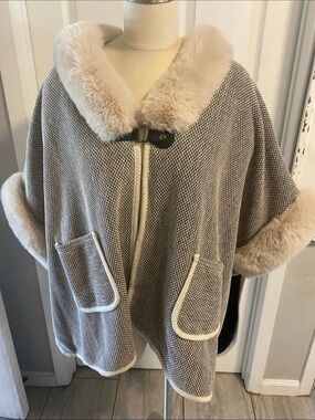 Brand New w/tag Vince Camuto Faux Fur Trim Knit Cape - Neutral Taupe & Cream OS